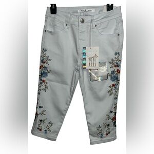 465. 9TH&MAIN embroidered denim capri jeans in White NWT